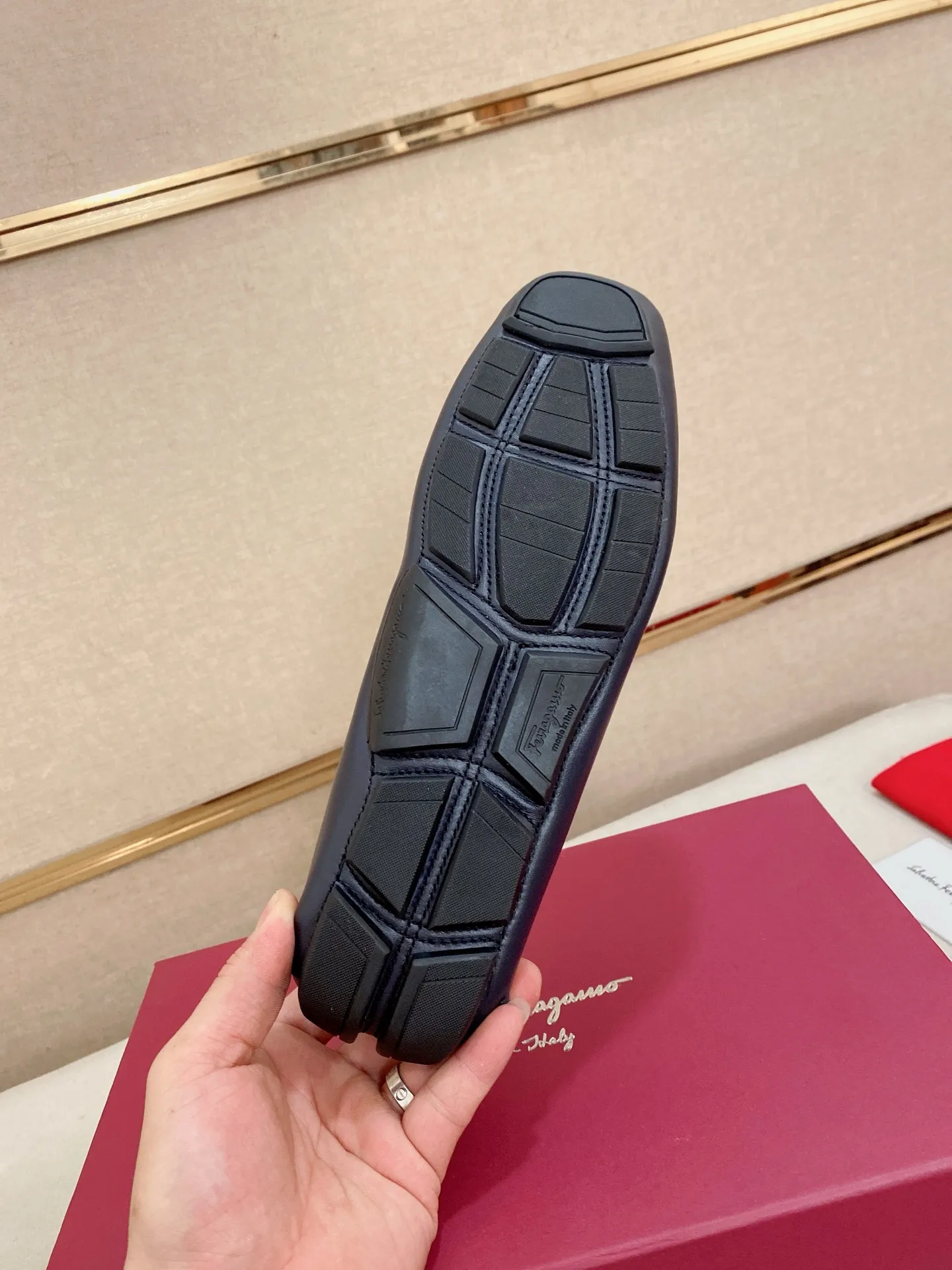 Men's shoes💰: 560💰High-end quality! Ferragamo🆕🆕Exclusive hot-selling products in stock🔥🔥New products on the shelves, high-quality Ferragamo men's pea shoes, high-end casual driving shoes, with complete packaging! 💪 💪 Material: imported cowhide 🐂 + imported high-quality water-dyed cowhide lining + wear-resistant outsole 👍🏻👍🏻 Features: high-end and comfortable, purely handmade 🚀 🚀 Create the perfect shoes that suit you best 🔥 🔥 Size: (38-44) 45 standard size can be customized!